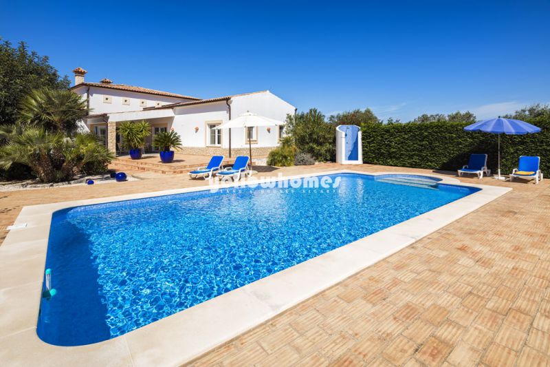 Moradia V2+1 com piscina numa localização tranquila perto da Mexilhoeira Grande